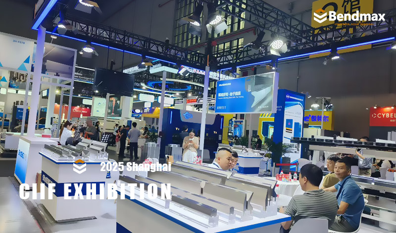 Bendmax presenta soluciones avanzadas para prensas plegadoras en la feria CIIF de Shanghái 2025.