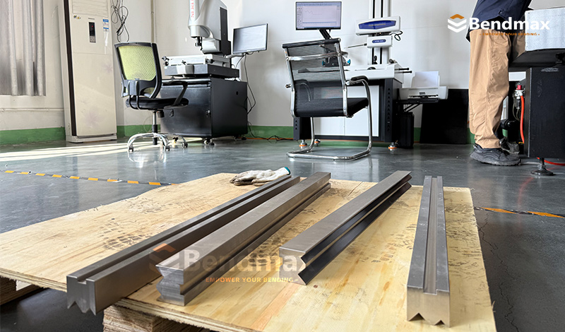 ¿Por qué Bendmax se centra en un control de procesos estricto durante la producción de utillaje para prensas plegadoras?