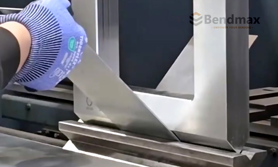 La solución definitiva para la interferencia de flexión: la perforadora de ventanas personalizada Bendmax permite el conformado perfecto de piezas profundas en forma de U.